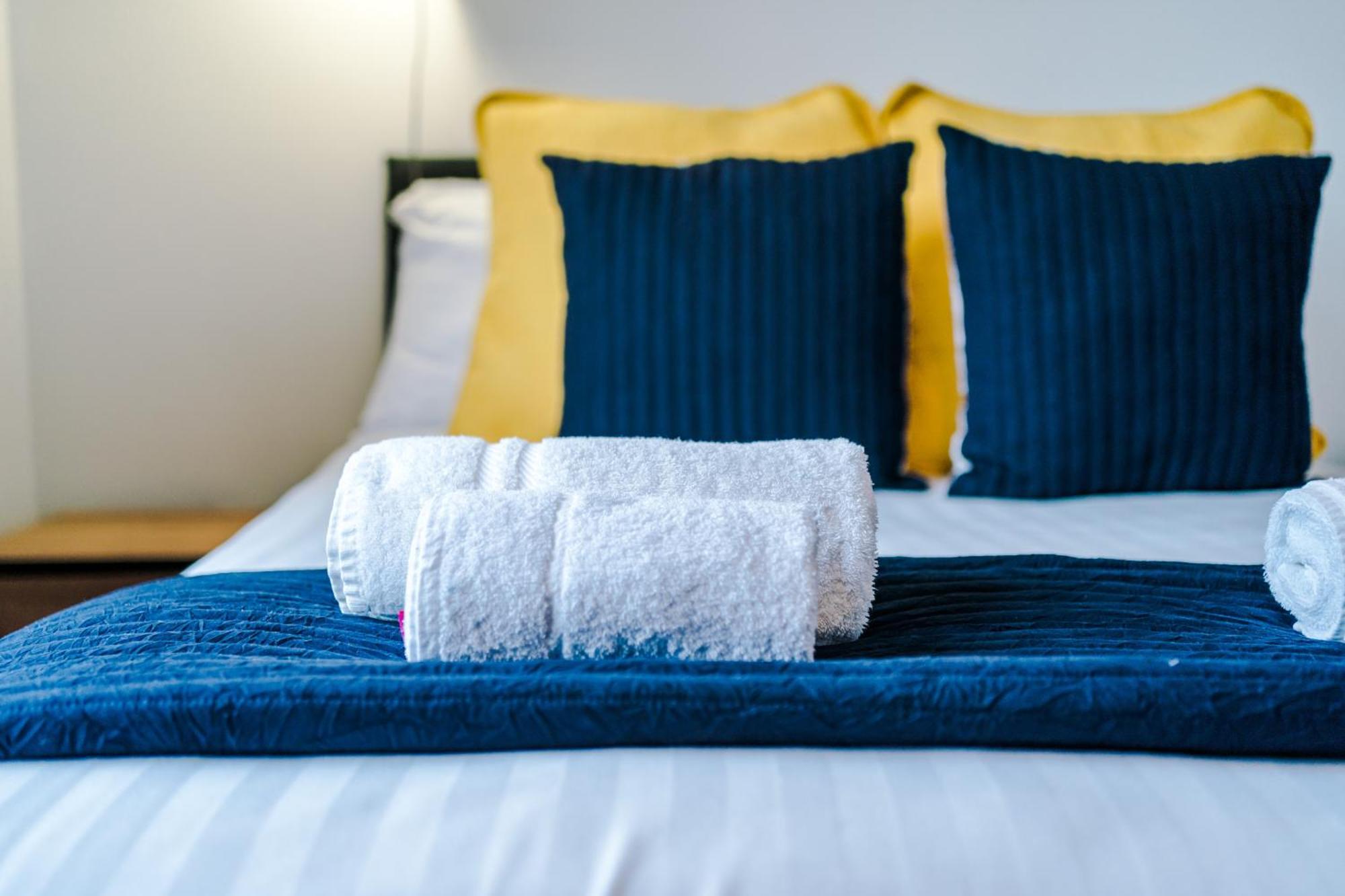 Barton House - Sleeping 10 Villa Манчестър Екстериор снимка