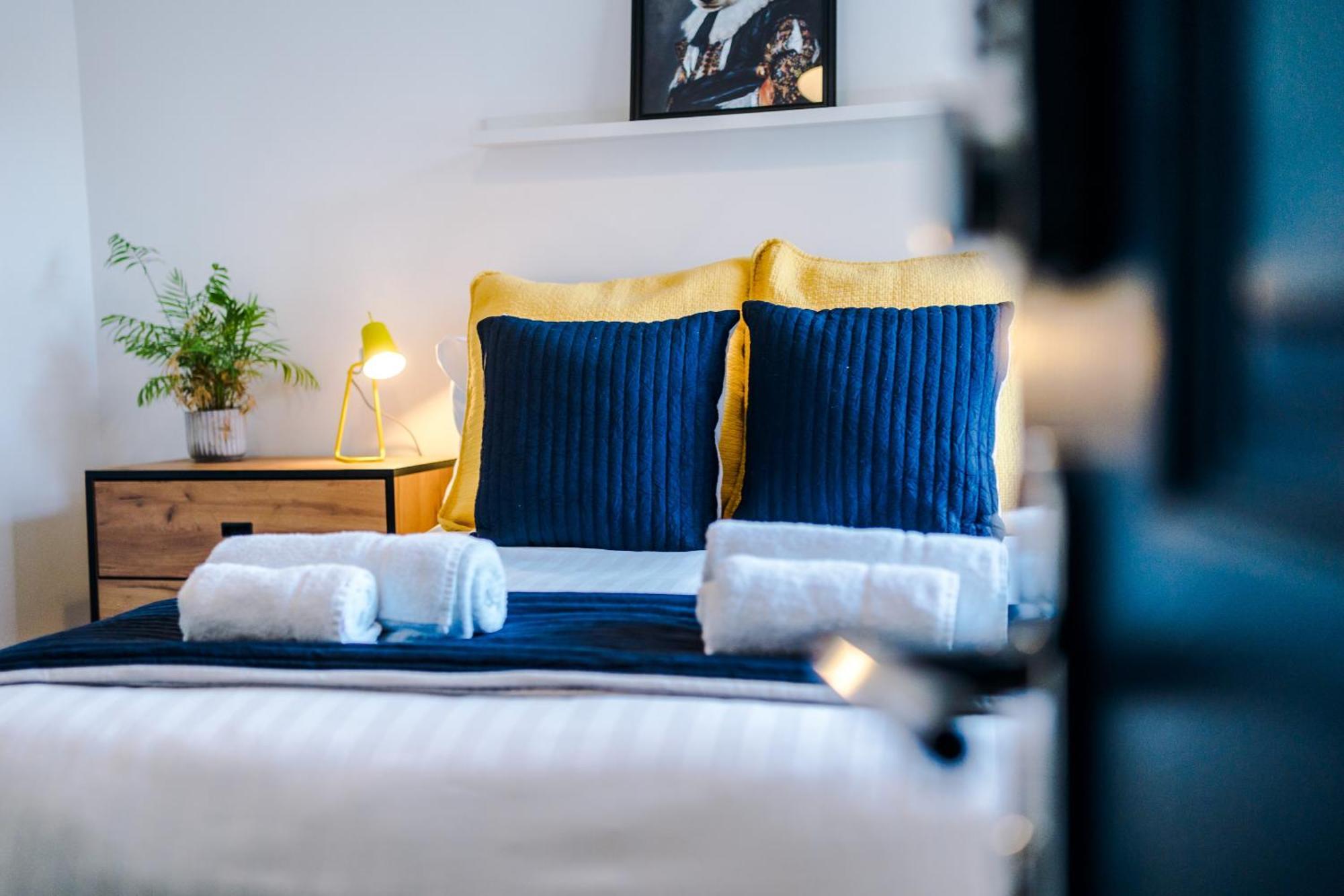 Barton House - Sleeping 10 Villa Манчестър Екстериор снимка