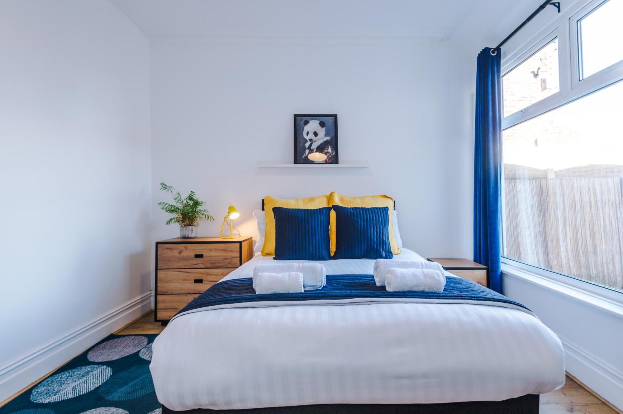 Barton House - Sleeping 10 Villa Манчестър Екстериор снимка
