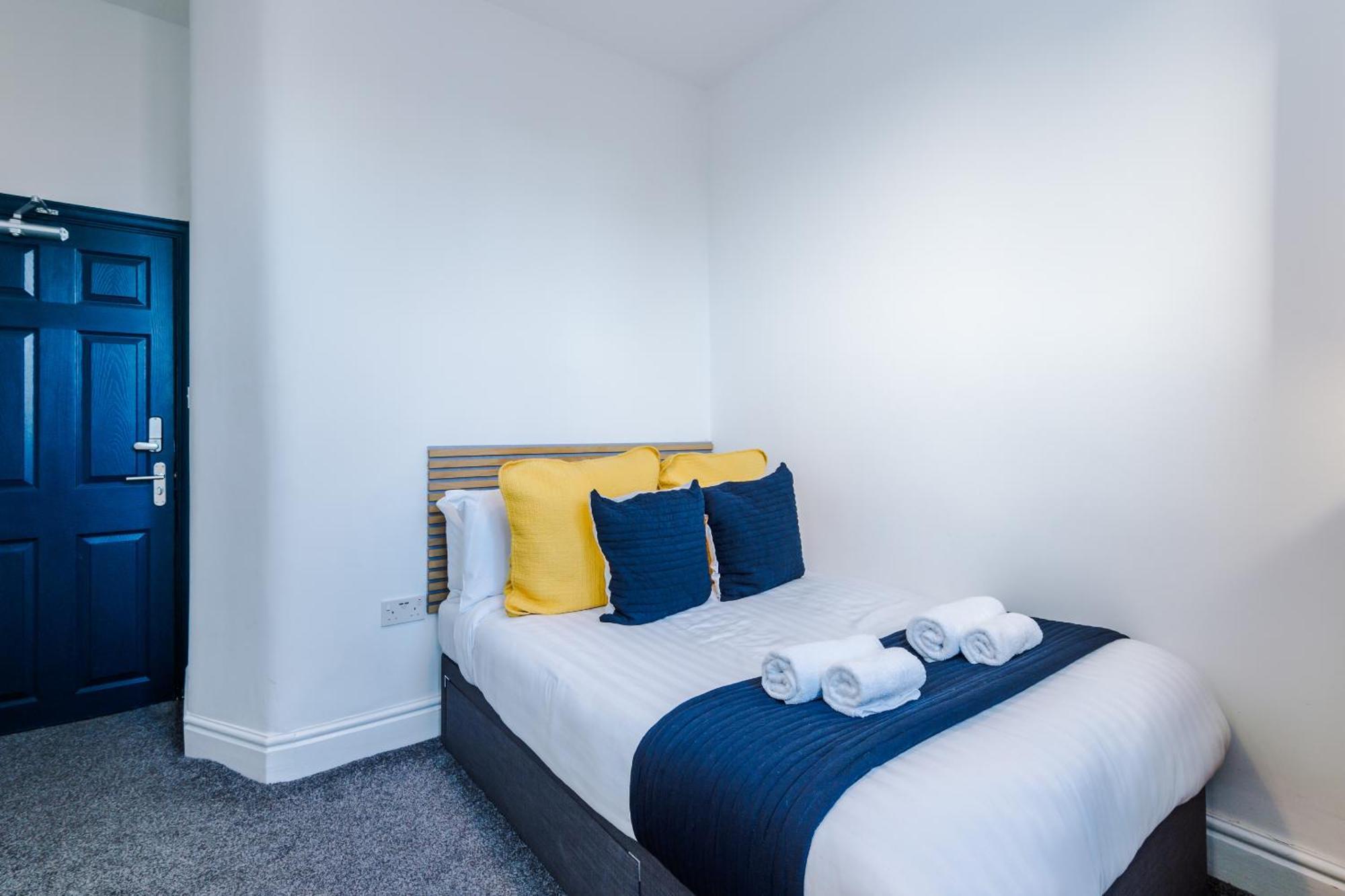 Barton House - Sleeping 10 Villa Манчестър Екстериор снимка