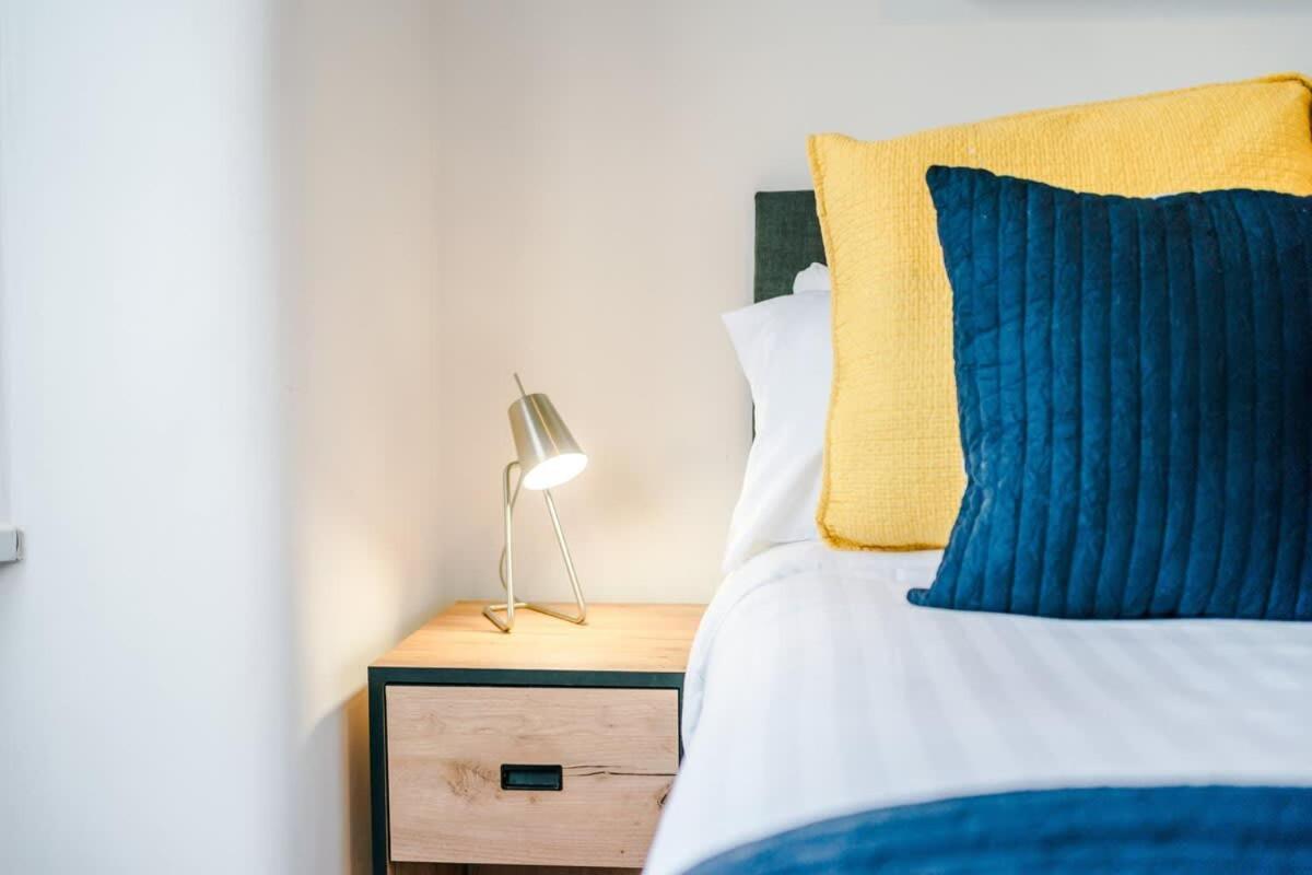 Barton House - Sleeping 10 Villa Манчестър Екстериор снимка