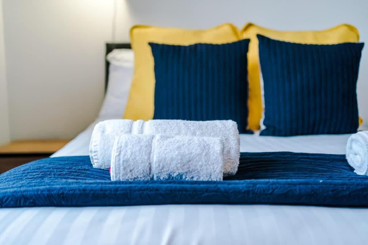 Barton House - Sleeping 10 Villa Манчестър Екстериор снимка