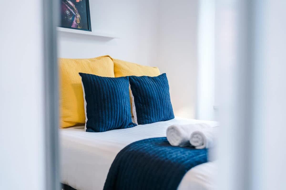 Barton House - Sleeping 10 Villa Манчестър Екстериор снимка