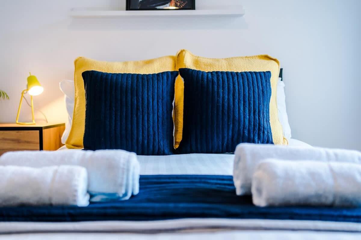 Barton House - Sleeping 10 Villa Манчестър Екстериор снимка
